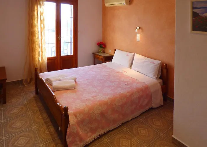 Georgia Hotel Perissa (Santorini)