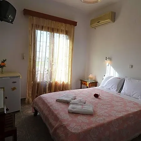 Georgia Hotel Perissa (Santorini)