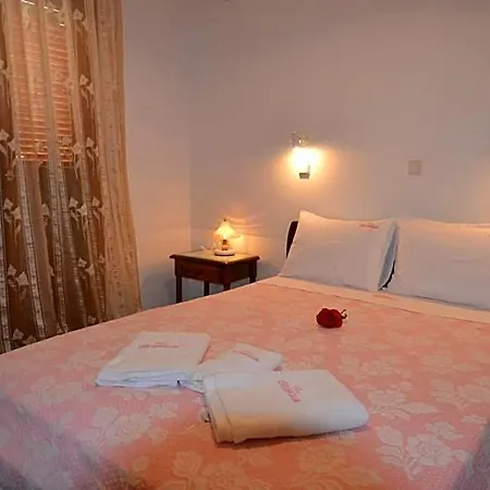 Georgia Hotel Perissa (Santorini)